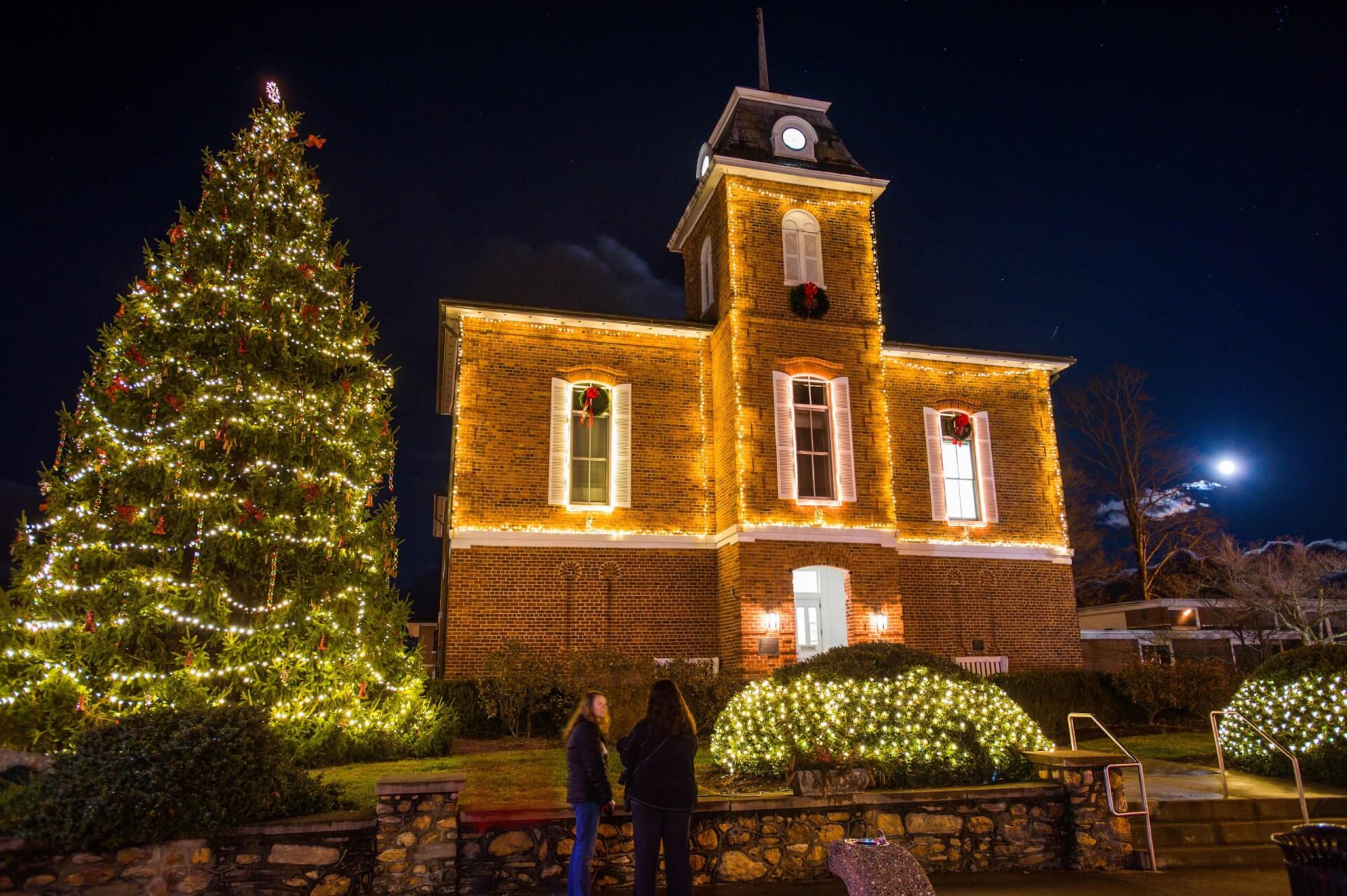 Transylvania County Courthouse and Tree lit up for the holidays in Downtown Brevard